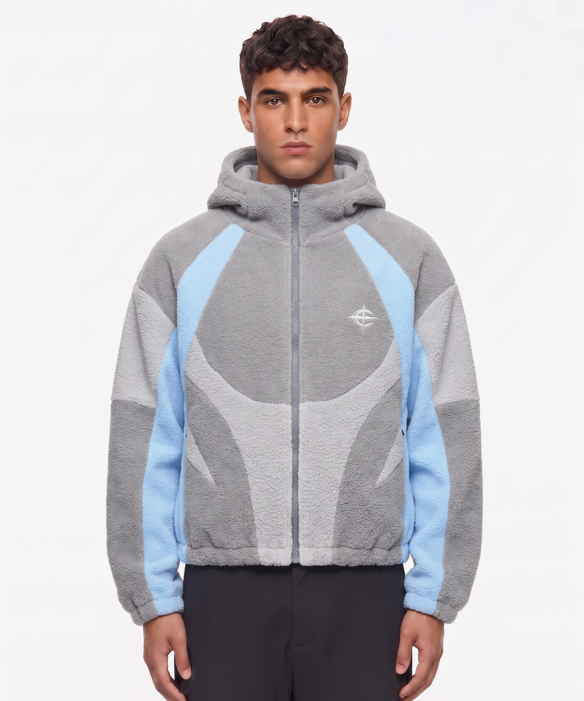 NOVA - FLEECEJACKE in Grau/Hellblau, getragen von einem Model, mit gesticktem Logo auf der Brust