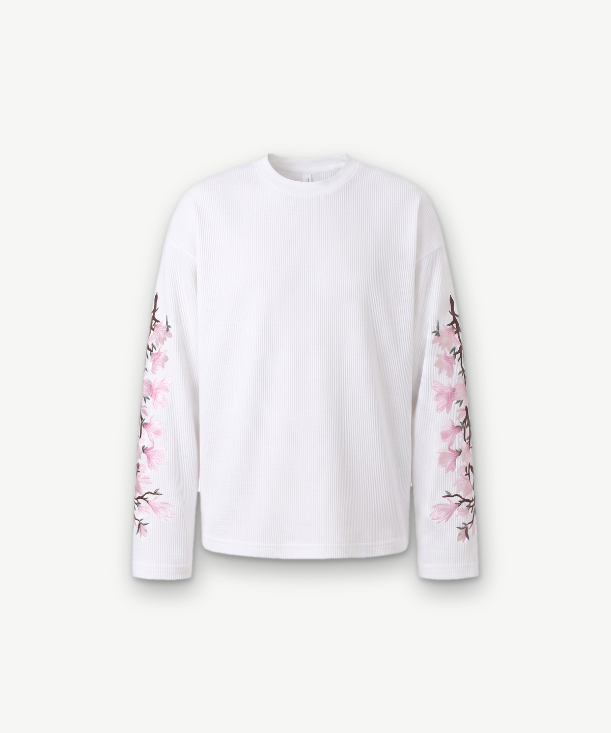 BLOSSOM - LONGSLEEVE in Weiß, Einzelansicht mit Blumenstickerei am Ärmel