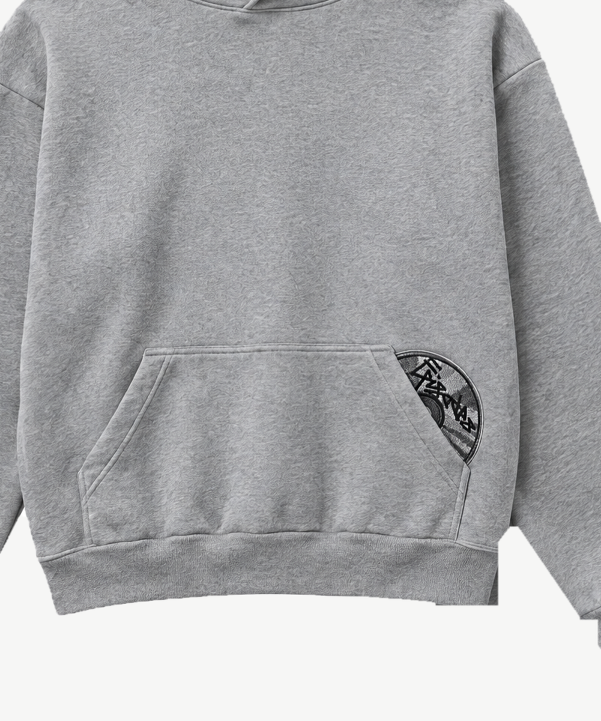 ECHO - TRACKSUIT in Grau, Detailansicht des gestickten Patches am Hoodie