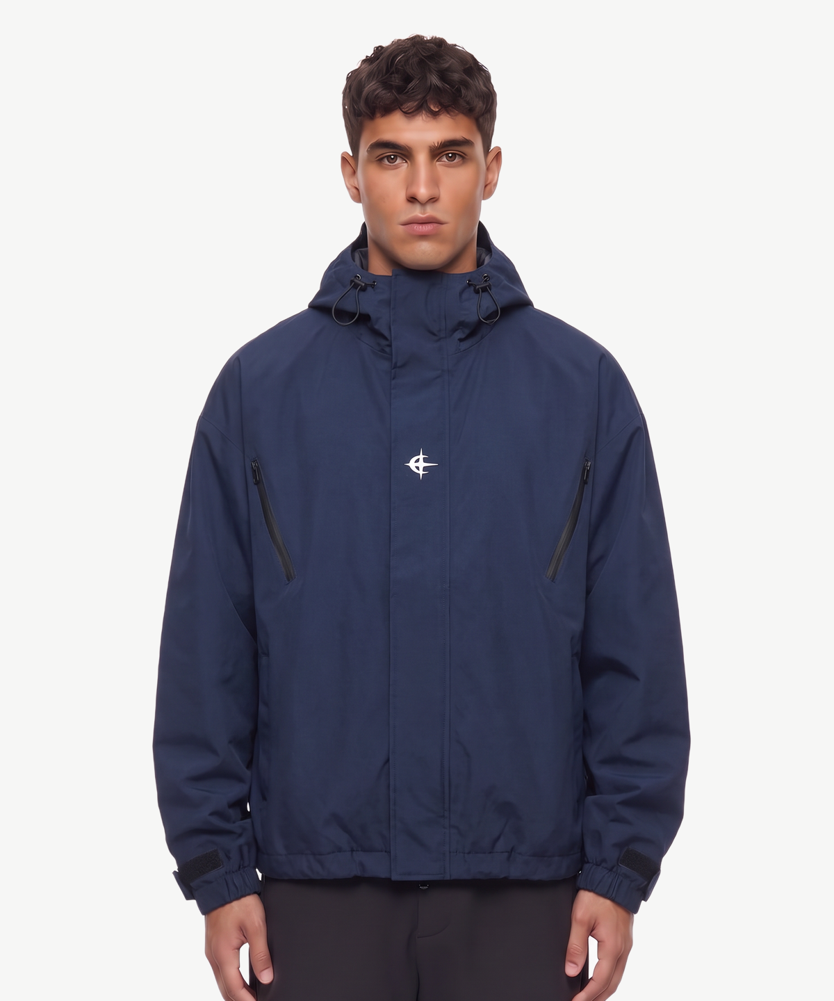 ORBIT - JACKE in Marineblau, getragen von einem Model, mit kleinem weißem Logo auf der Brust