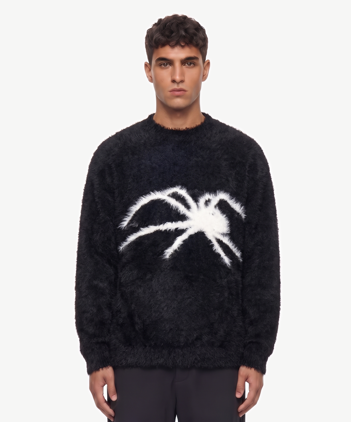 ARACHNE - SWEATER in Schwarz mit weißer Spinne, getragen von einem Model