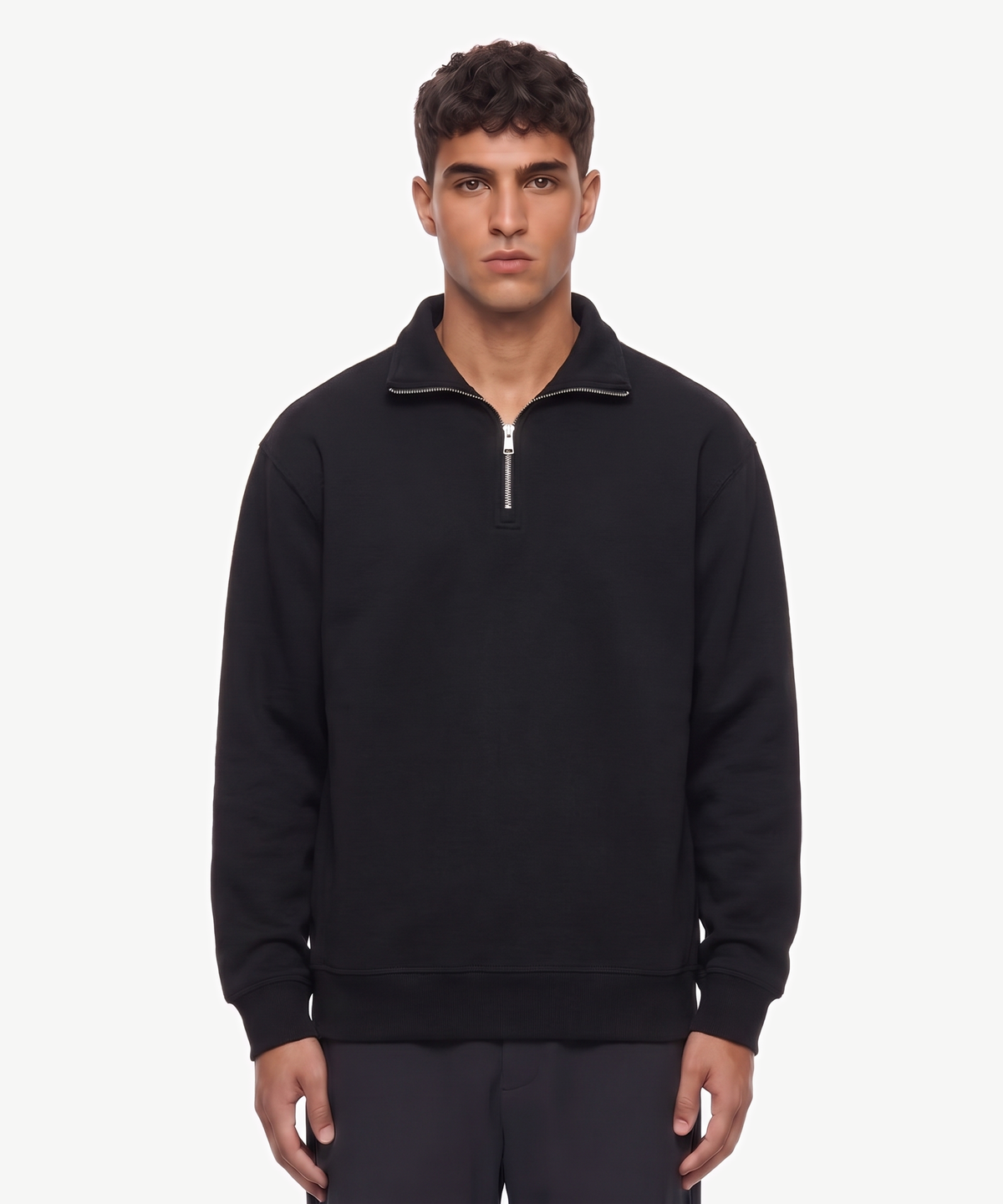 NORDIC - ZIP SWEATER in Schwarz, getragen von einem Model, Halfzip halb geöffnet