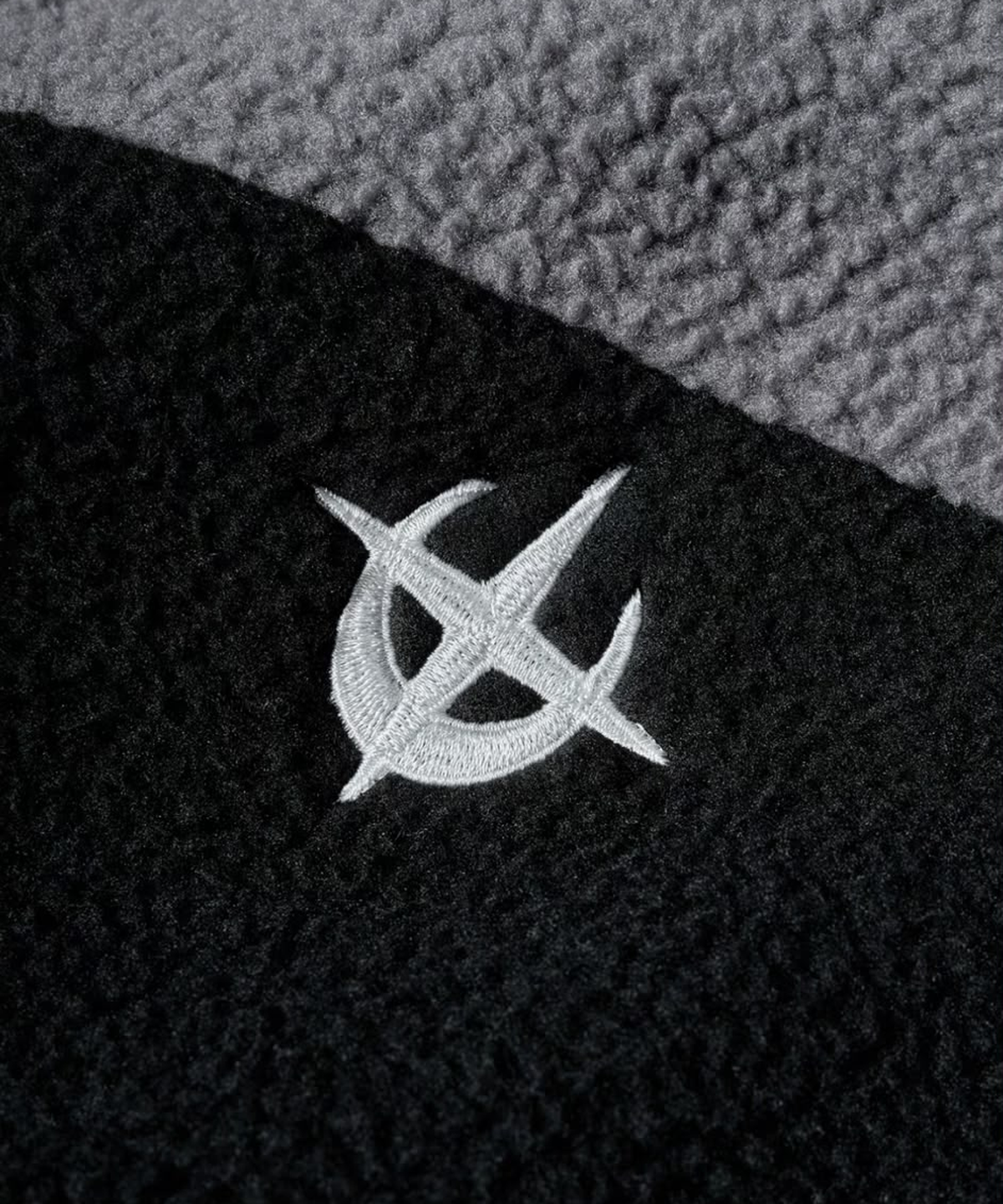 NOVA - FLEECEJACKE, Nahaufnahme des gestickten Logos