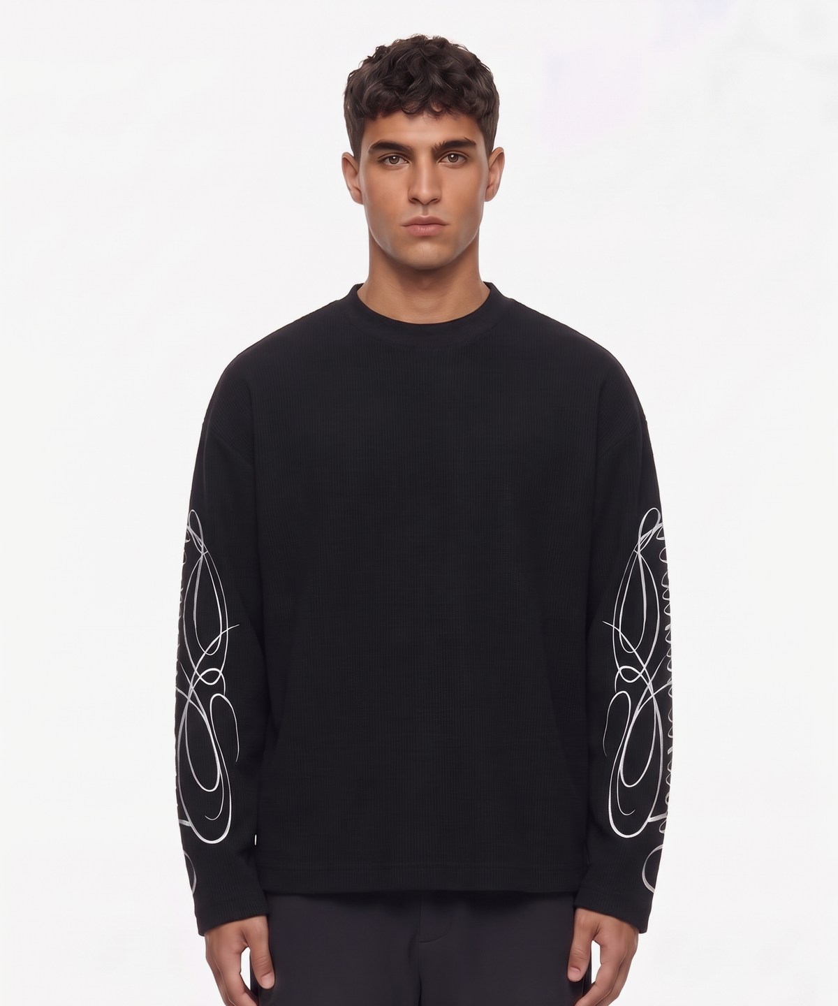 SOLENE - LONGSLEEVE in Schwarz, getragen von einem Model, mit weißem Swirl-Print auf den Ärmeln
