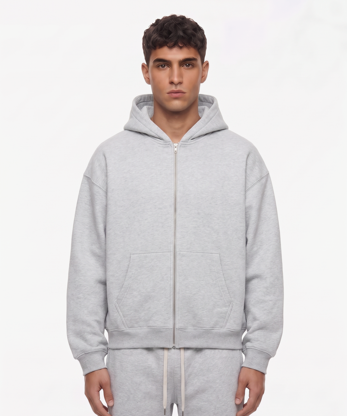 VELOR - ZIP TRACKSUIT in Hellgrau, getragen von einem Model: Hoodie mit Zip und Jogger mit Kordelzug